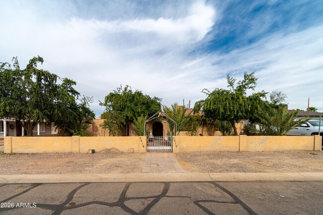 Building Photo - 2416 E Clarendon Ave