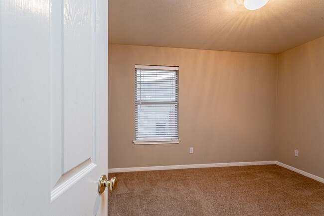 Building Photo - Charming 4-Bedroom, 2-Bath Home with Moder...