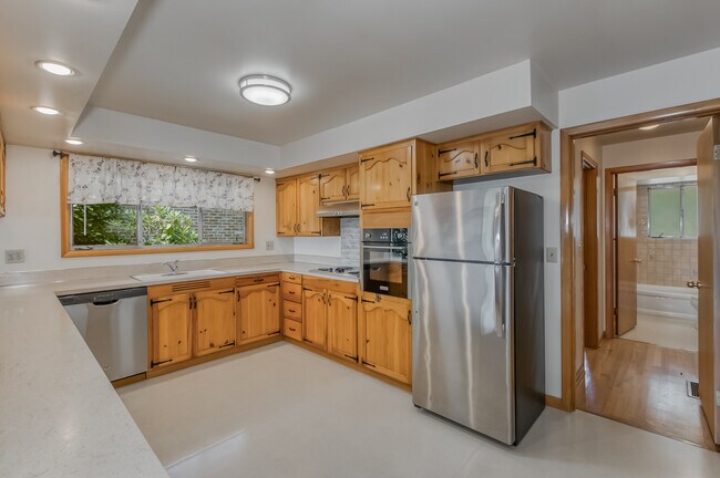 Building Photo - 6506 E Evergreen Blvd