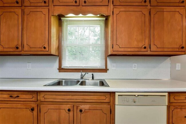 Building Photo - 2618 Treadway Dr
