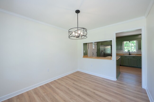 Building Photo - SPACIOUS RETREAT WITH DOWNTOWN CONVENIENCE