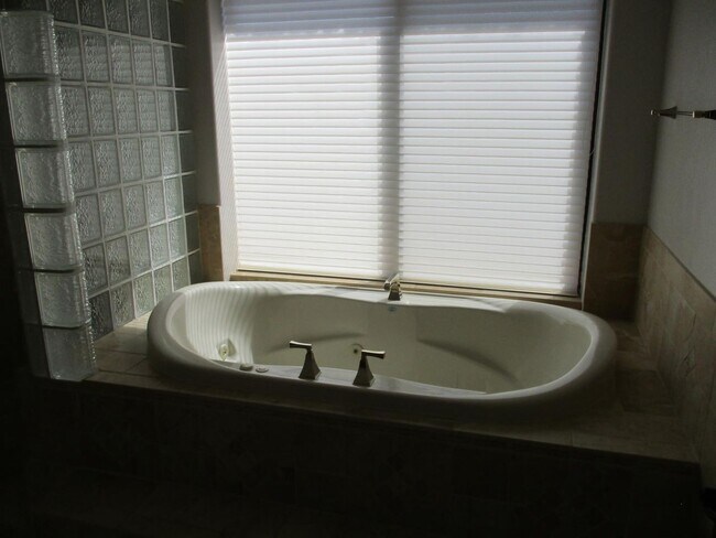 Building Photo - 4 bedroom 2.5 Bath