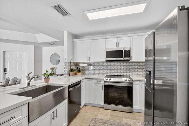 Building Photo - 3387 Commodore Ct