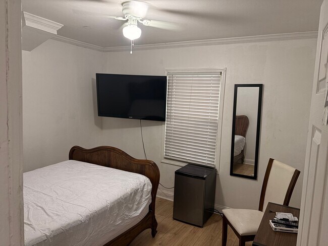 Building Photo - 1045 Ontario St