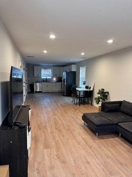 Building Photo - 716 Evening Shade Ln