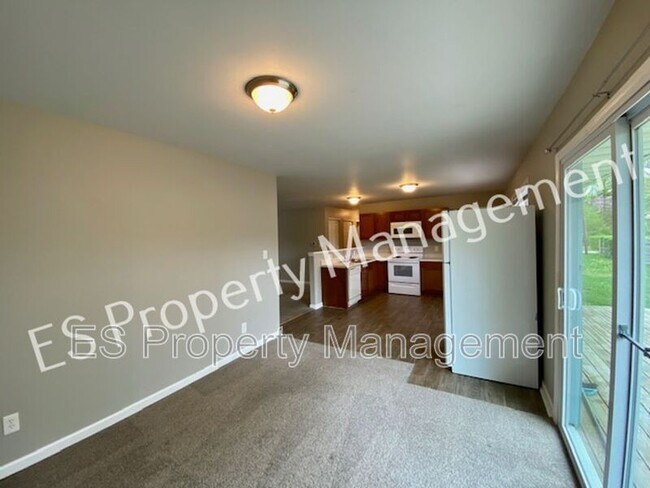 Building Photo - 8070 Chiltern Dr