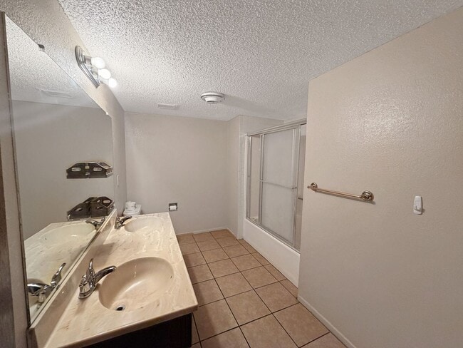 Building Photo - 419 W Kiowa Ave