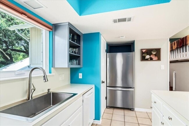 Building Photo - 7001 Danwood Dr