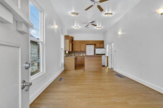 Building Photo - 924 N Mason St