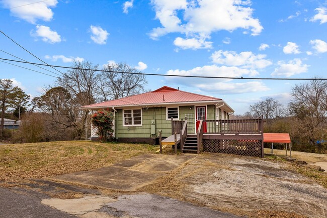 Building Photo - Newly Renovated 4 Bedroom 2 Bath Home Avai...