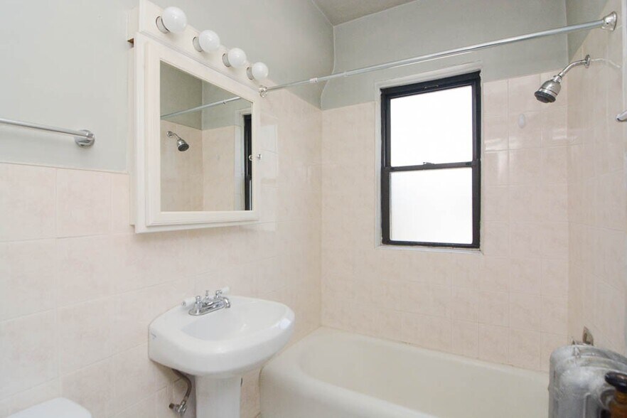 Building Photo - 1169 N Dearborn