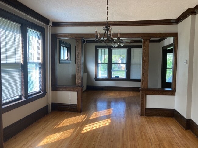 Building Photo - AVAILABLE JUNE - 4 Bed 1.5 Bath Spacious Home