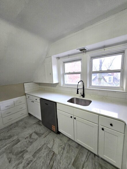 Building Photo - 848 Smith St