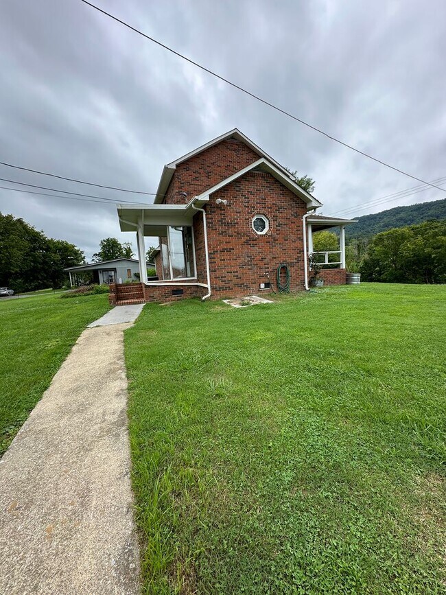 Building Photo - 3 bedroom, 2 bath house in Kingsport