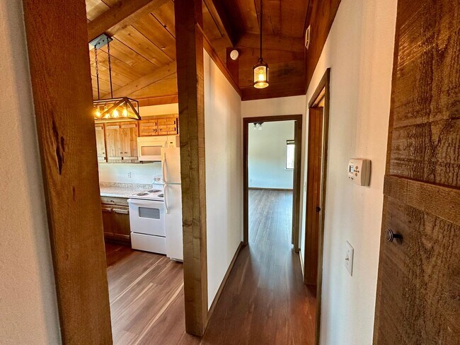 Building Photo - Newly remodeled Unit Close to Downtown