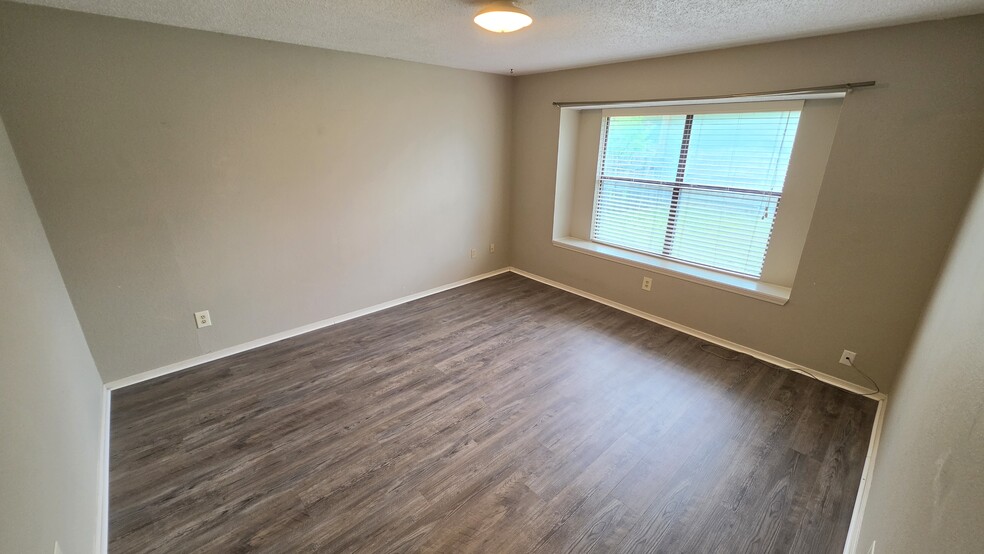 Building Photo - 6301 Fairlane Dr