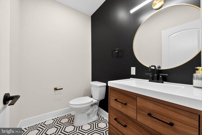 Building Photo - 3236 Mercer St