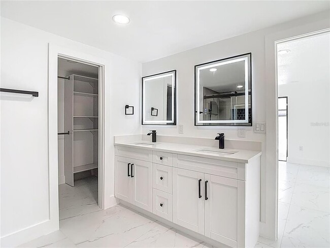 Building Photo - 9920 San Mateo Way