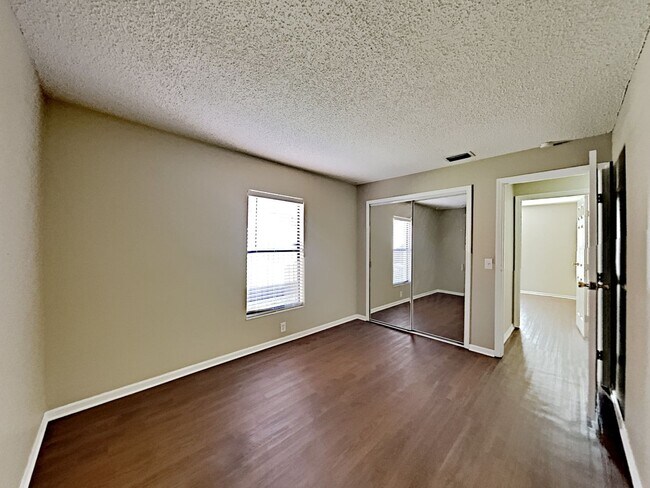 Building Photo - 14902 Pelican Point