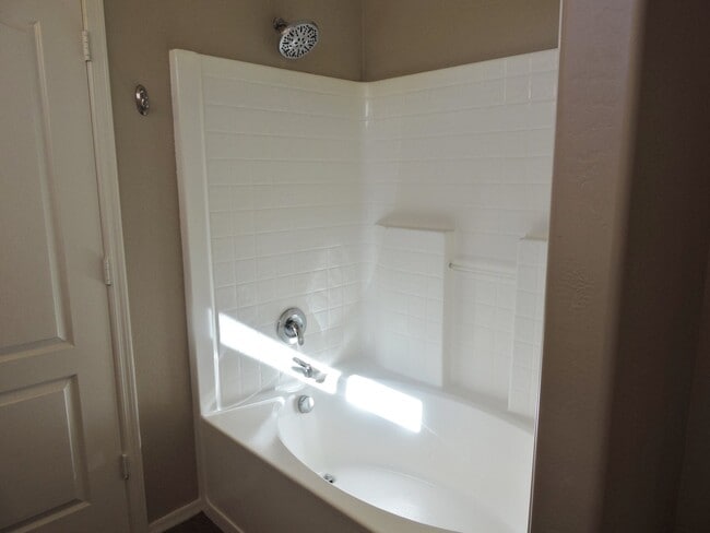 Building Photo - 4 BEDROOM 2 1/2 BATHROOM WITH OFFICE AND LOFT