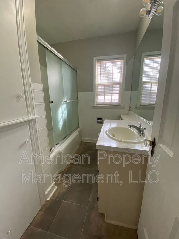 Building Photo - P2-1Q- 2808 E. 1st Pl.