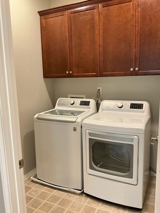 Building Photo - 3 Bed 2 Bath in the Eastlake Vistas