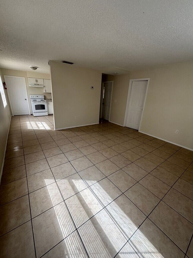 Building Photo - 3 bedroom 2 bath duplex