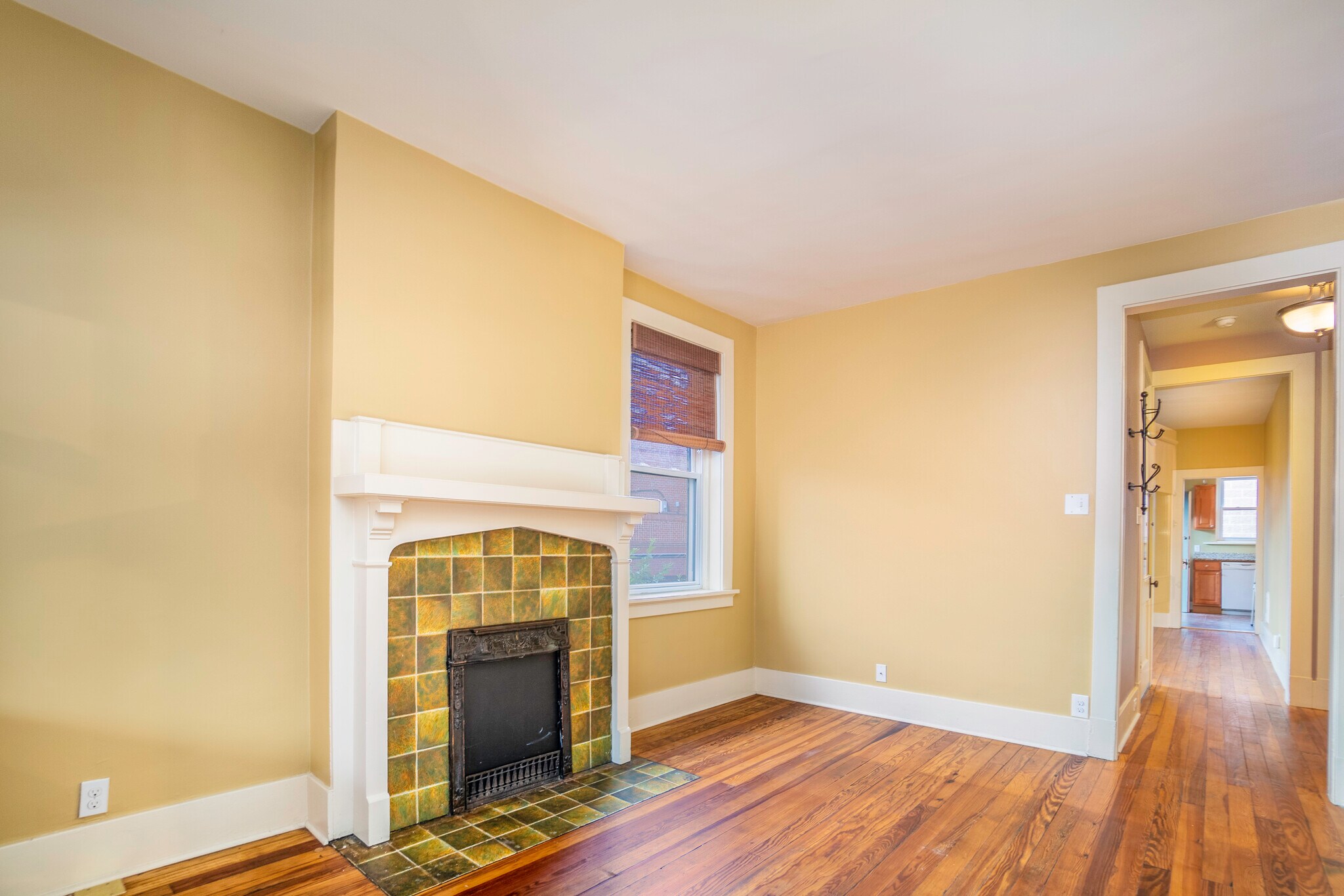 Living room with decorative fireplace - 4121 Davison St