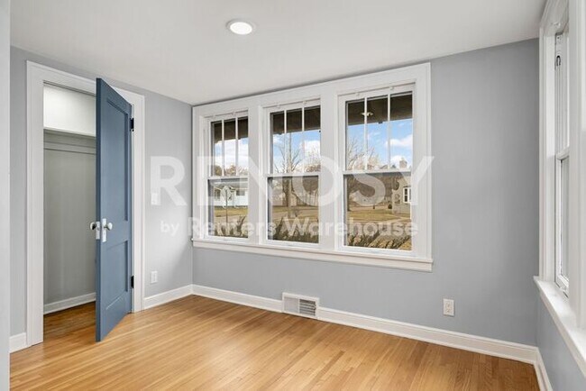 Building Photo - Available July 1st 5 Bedroom 2 Bath Single Family Home in Robbinsdale