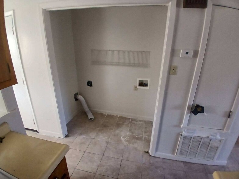 Building Photo - 141 S Gosnell St