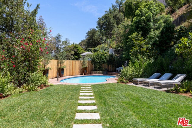 Building Photo - 10120 Cielo Dr