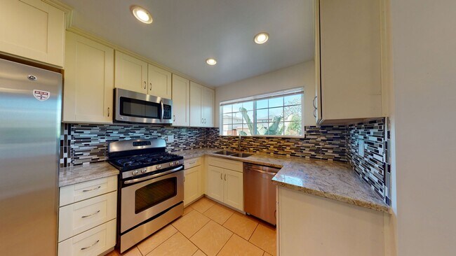 Building Photo - Updated 3 bedroom home, backyard, washer/d...