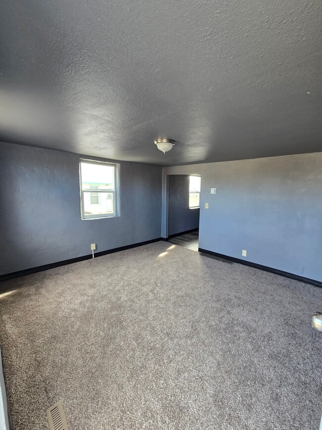 Building Photo - 1320 E Ash St