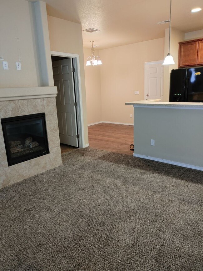 Building Photo - Stylish & Spacious 2BD Townhome in Stetson...
