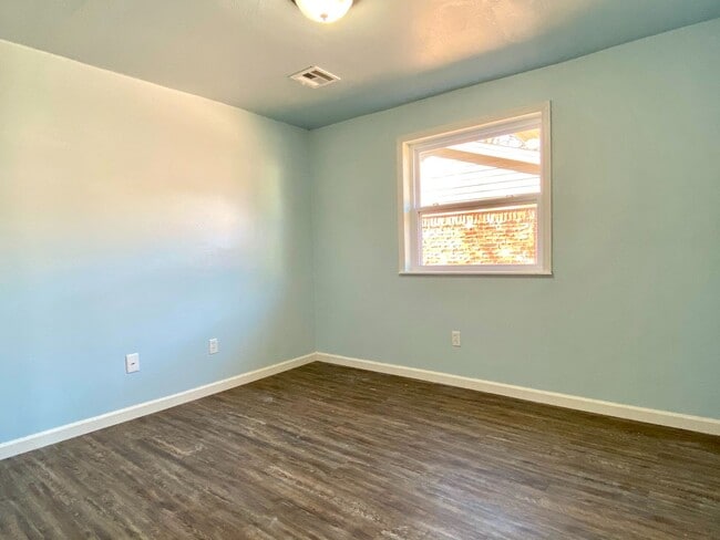 Building Photo - RECENT REMODEL!! 3 Bedroom, 1.5 Bathroom, ...