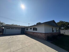 Building Photo - Beautiful 4Bd/2Ba Home w/Pool, Fully Fenced Large Backyard in Corona!