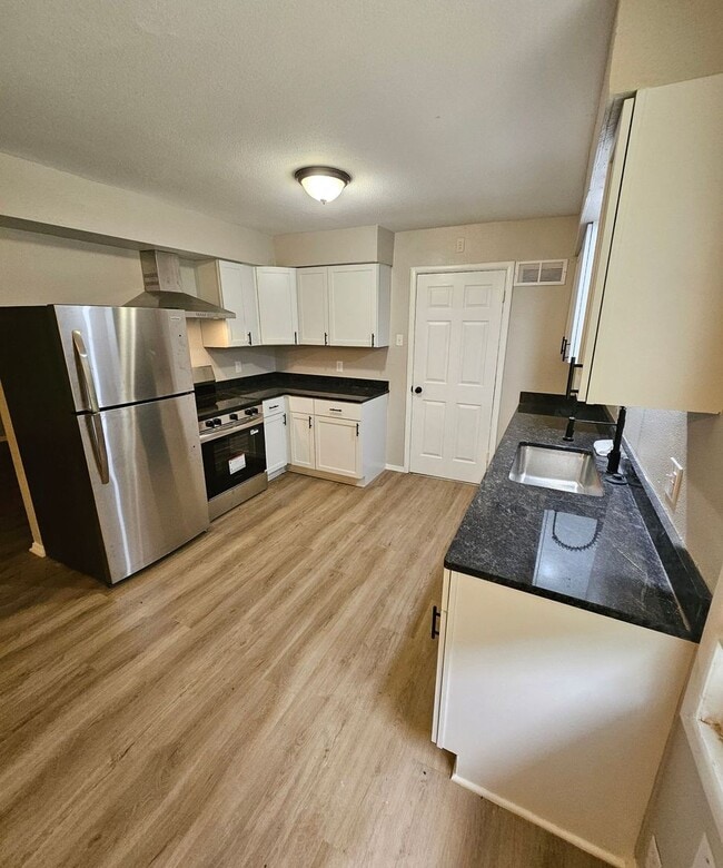 Primary Photo - AVAILABLE NOW! 5 Bedrooms, 2 Bathrooms in ...