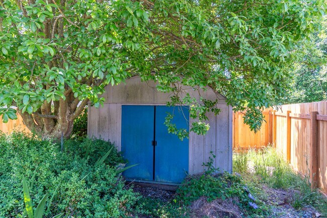 Building Photo - 3-bedroom 2.5-bathroom Home