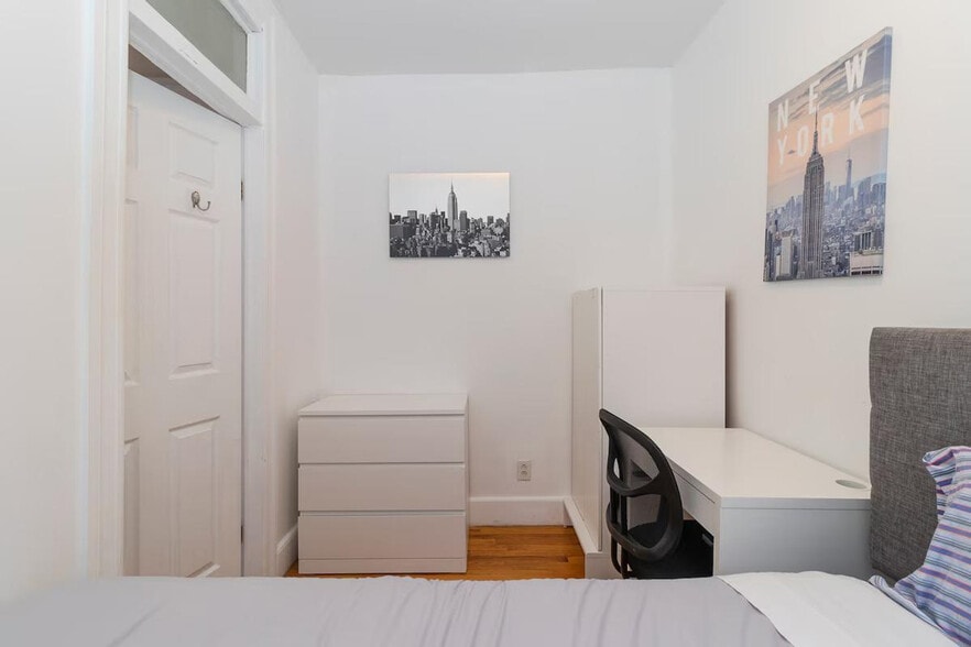 Building Photo - 322 E 93rd St