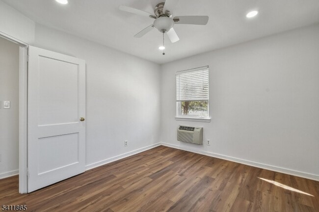 Building Photo - 16 Troy Dr