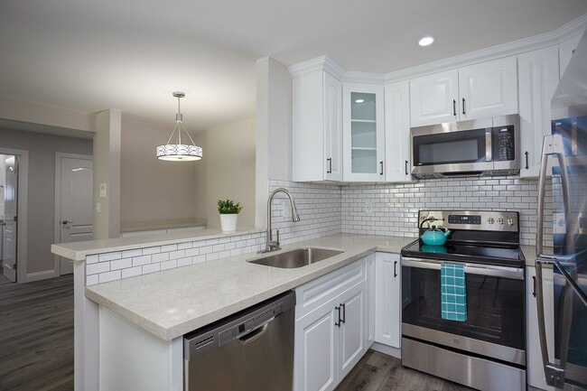 Building Photo - Newly Renovated 2 Bed + 2 Bath Condo in Pr...