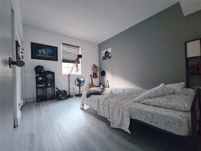 Building Photo - 1303 Presidio Dr