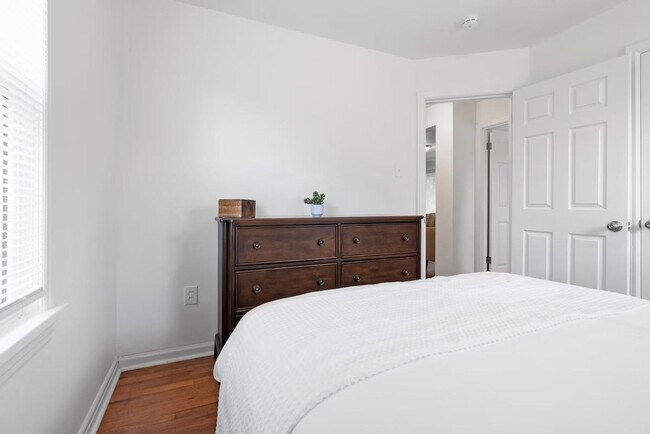 Building Photo - 6444 Wade Ave