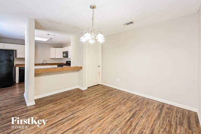 Building Photo - 15827 Pine Mountain Dr
