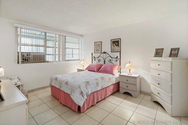 Building Photo - 1333 E Hallandale Beach Blvd