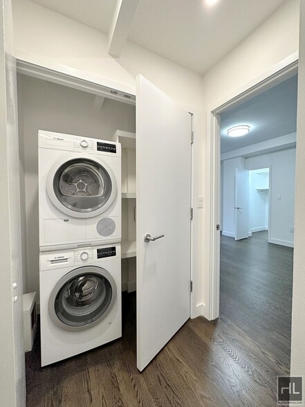 Building Photo - KING SIZE 1 bedroom 1 bathroom with washer and dryer.