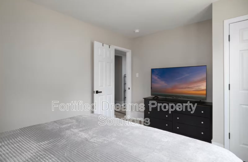 Building Photo - 913 Hutton St