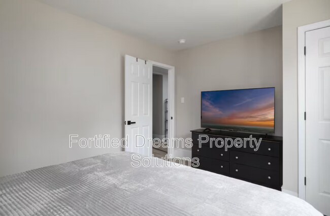 Building Photo - 913 Hutton St