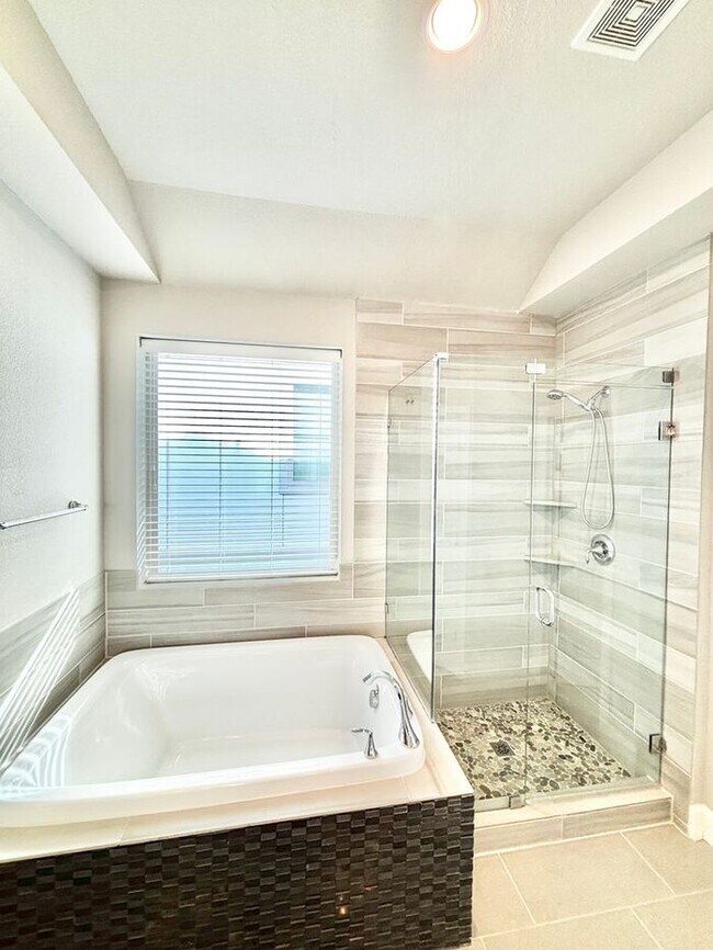 Building Photo - Spacious 3-Bedroom Home with Modern Amenit...