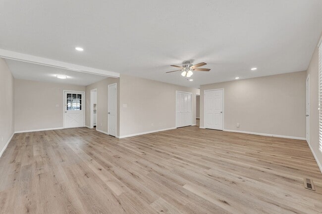 Building Photo - Hickory Village 55 Plus, LLC - 3700 E Cherry St Springfield, MO 65809